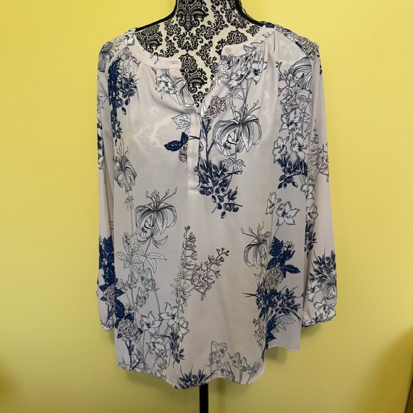Banana Republic ¾ sleeve floral shirt - Picture 1 of 3